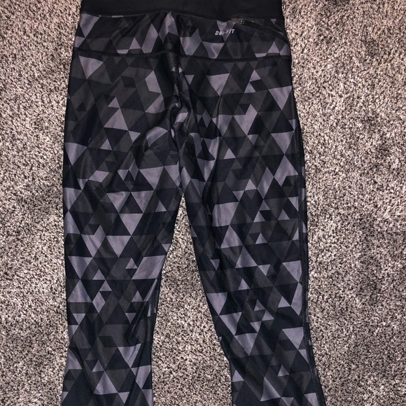 Nike cropped triangle leggings - Picture 3 of 3
